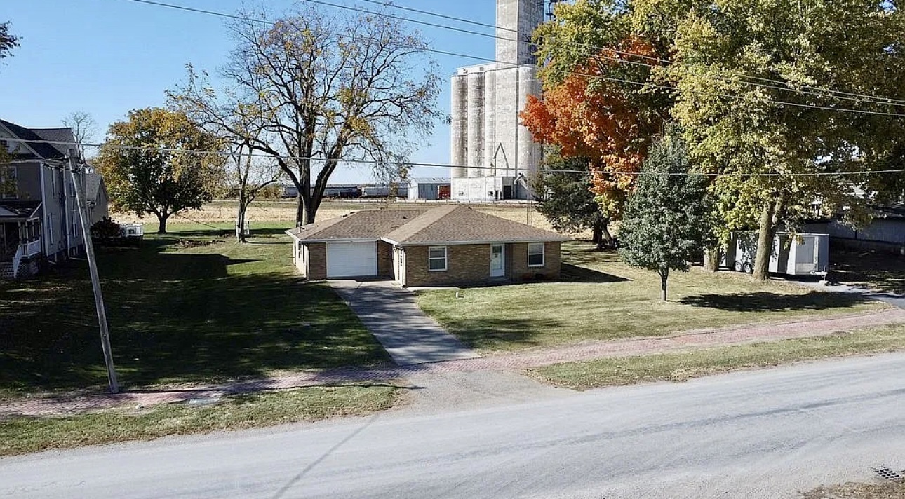 Property Photo:  405 S Johnston Street  IL 61749 