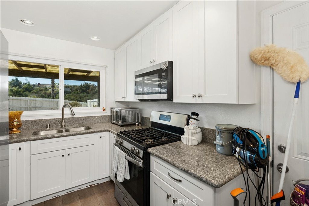 Property Photo: 4657 Chateau Place CA 92117
