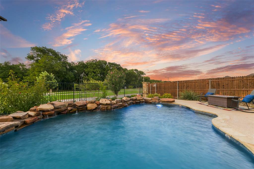 Property Photo: 406 Oakcrest Drive TX 76247
