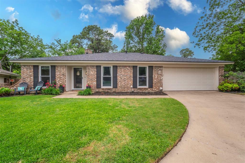 Property Photo: 608 Spring Lake Drive TX 76021
