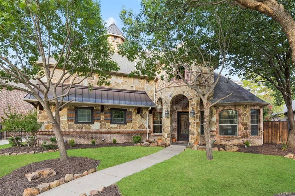 Property Photo: 8012 Rushing Spring Drive TX 76182