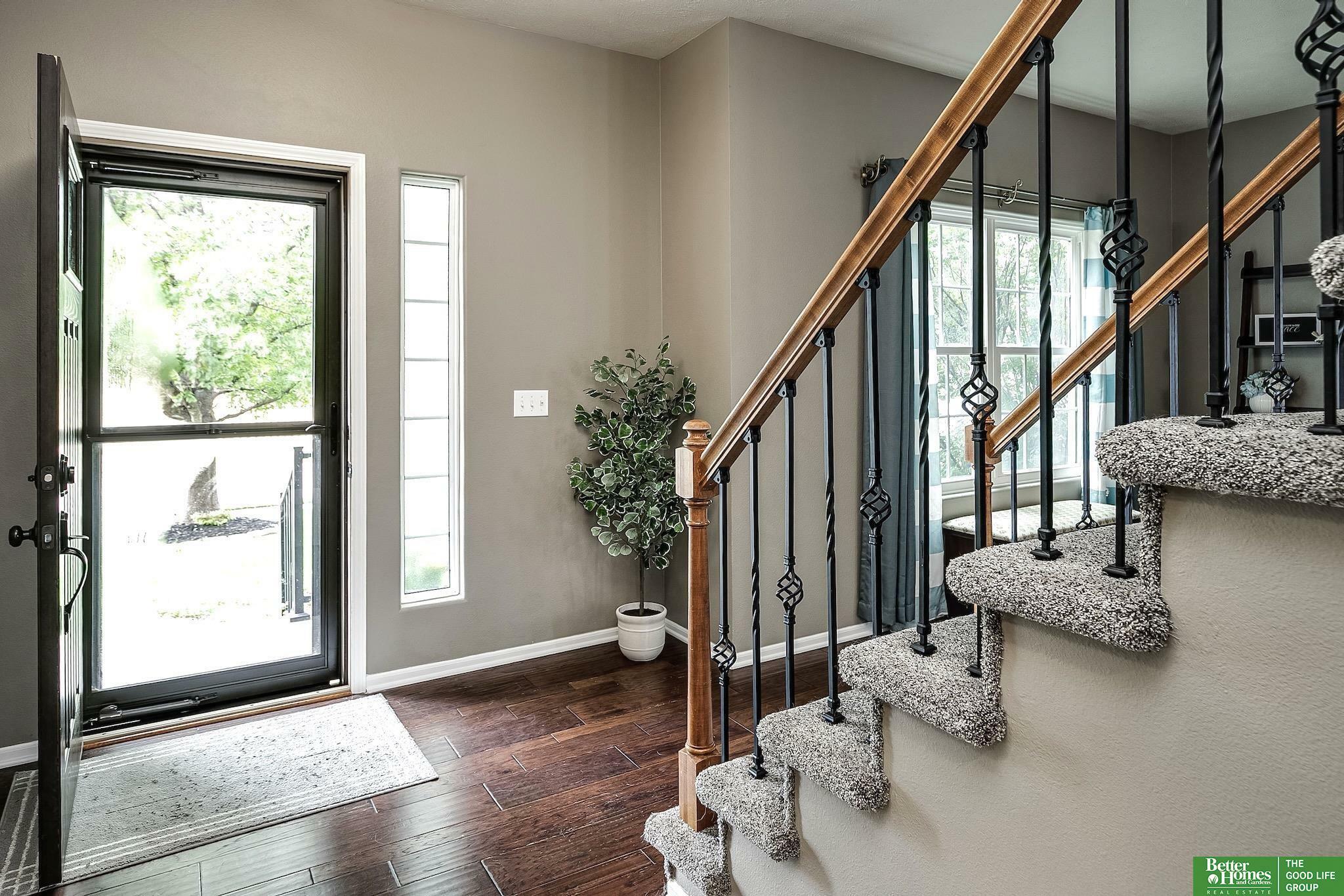 Property Photo: 1711 Lakewood Drive NE 68046