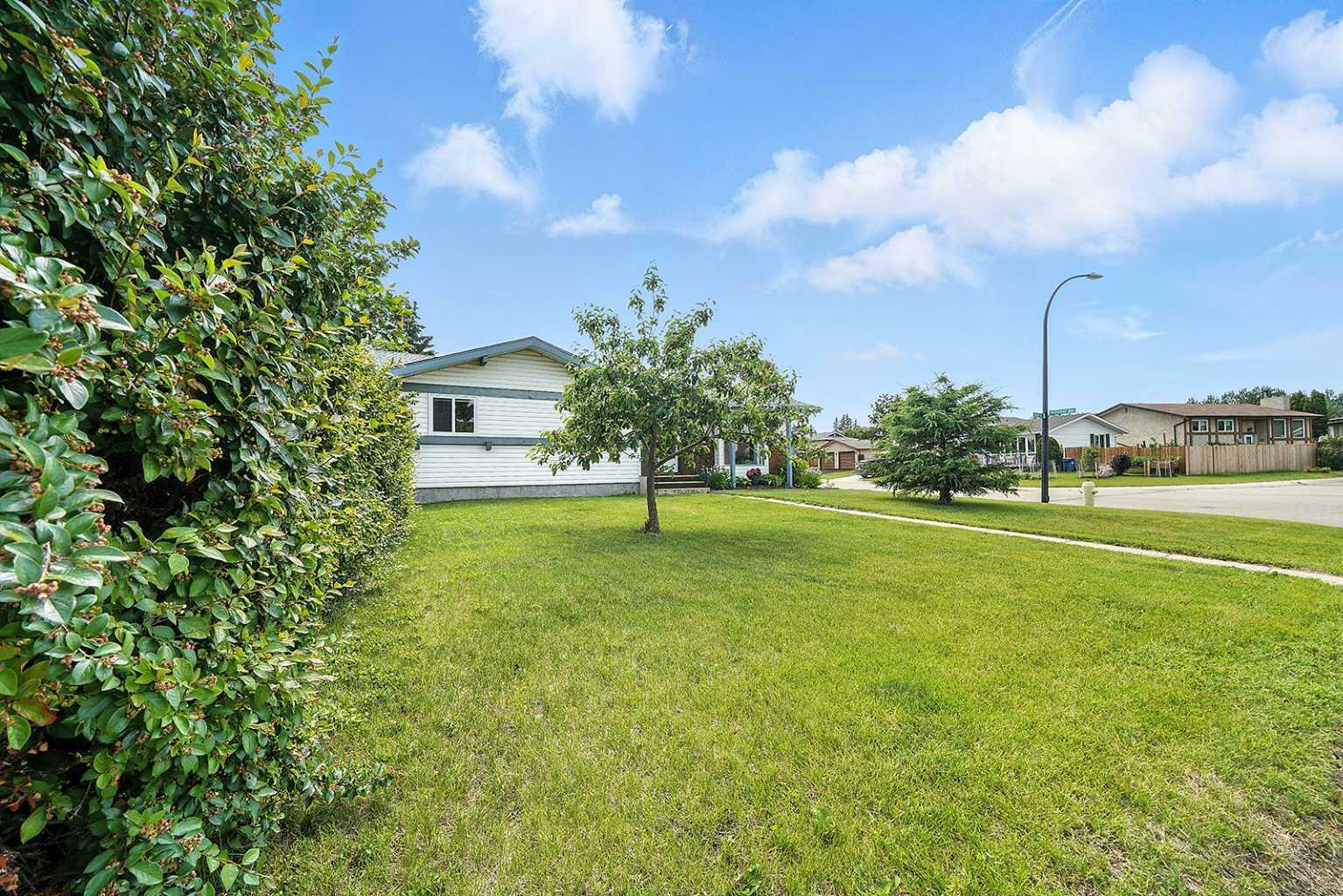 Property Photo: 5 Hart Crescent AB T4N 6E5