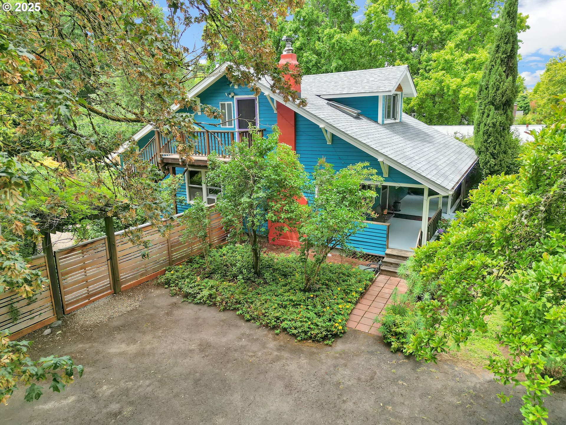 Property Photo: 1270 W 10th Ave OR 97402