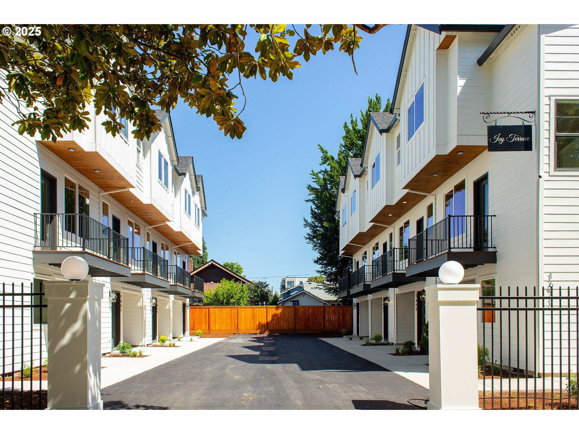 Property Photo: 1669 SE Sherrett St OR 97202