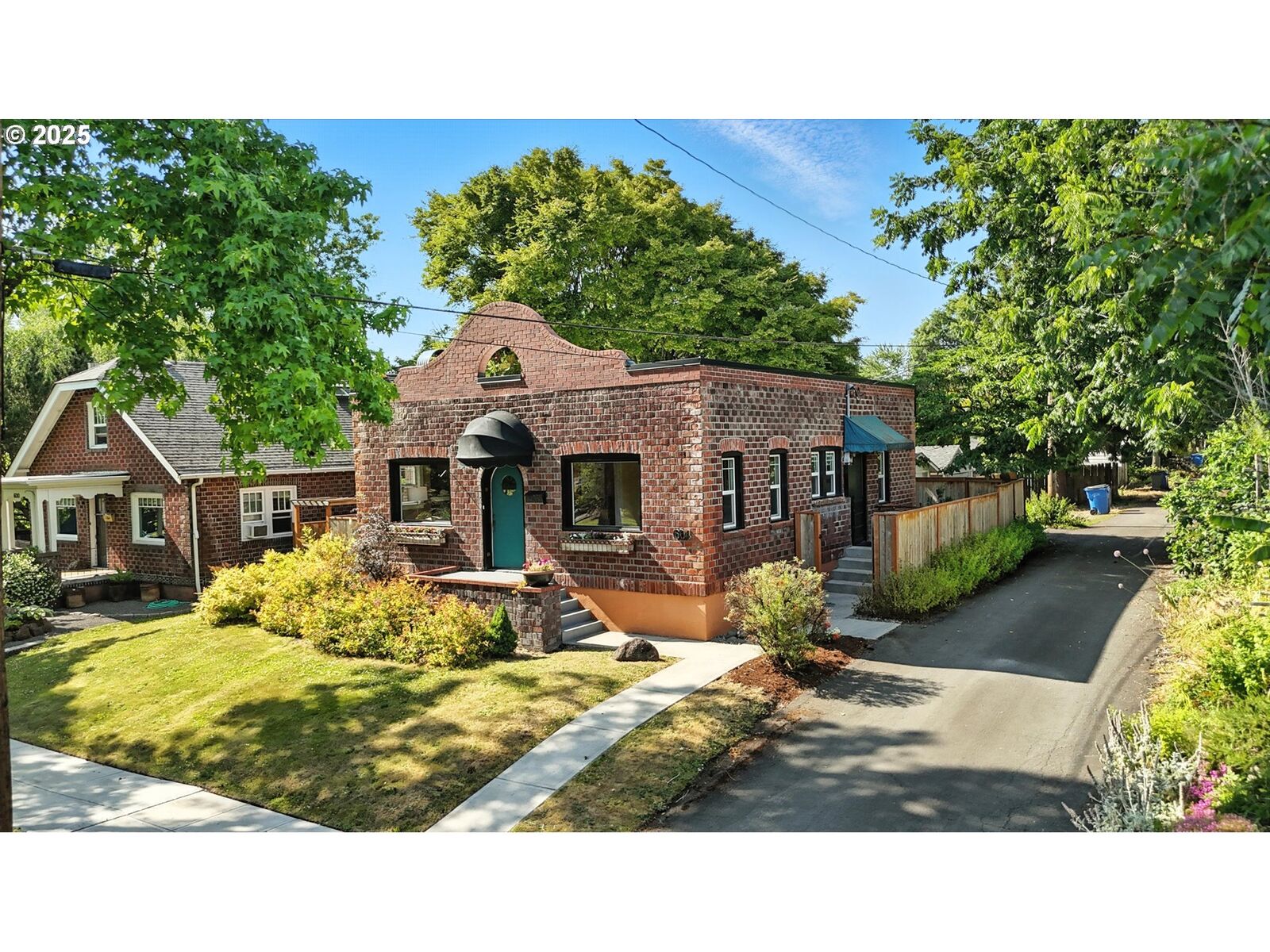 Property Photo:  604 E 19th St  WA 98663 