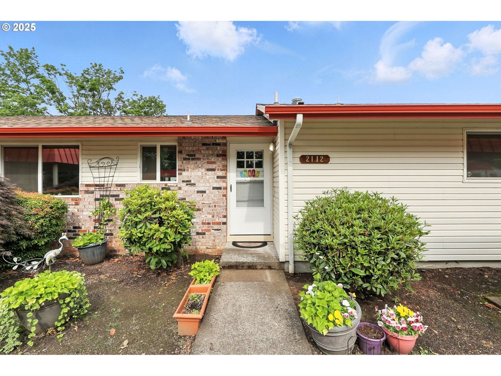 Property Photo:  2112 SE 148th Pl  OR 97233 