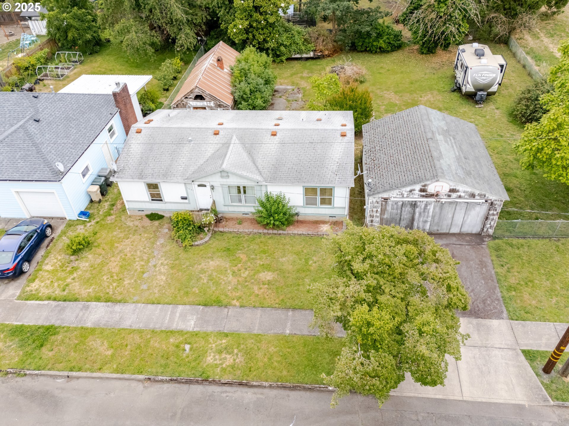 Property Photo:  1041 Hiatt St  OR 97355 