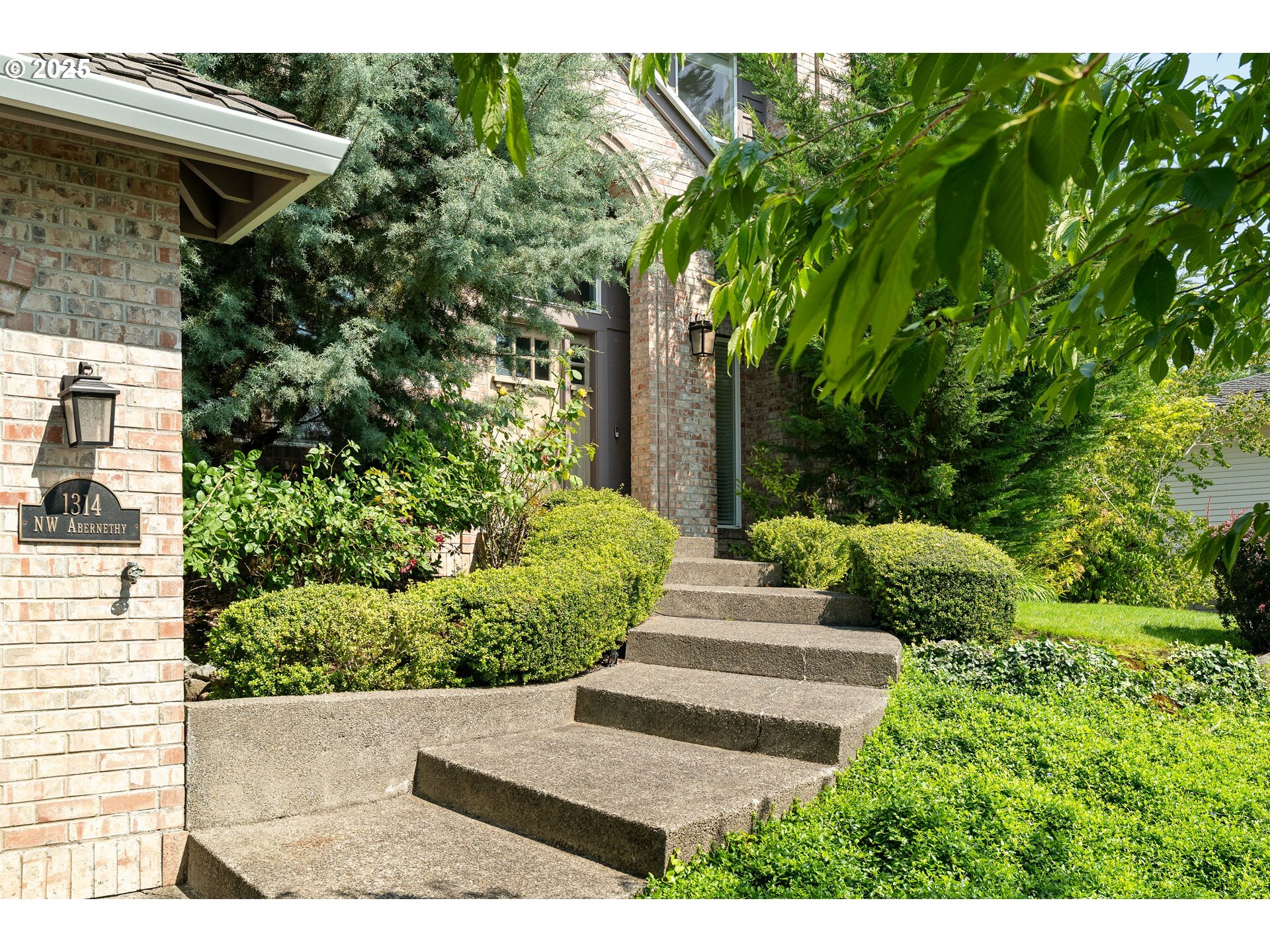 Property Photo: 1314 NW Abernethy Rd OR 97035