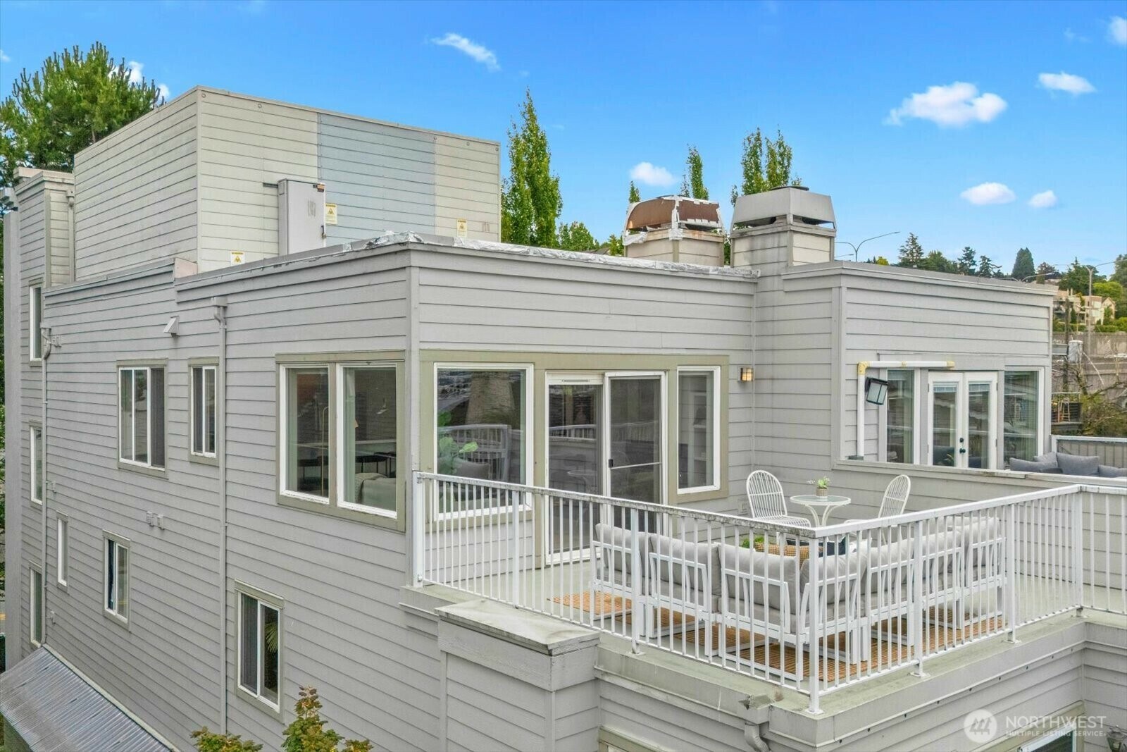 Property Photo: 2309 Boylston Avenue E 401 WA 98102