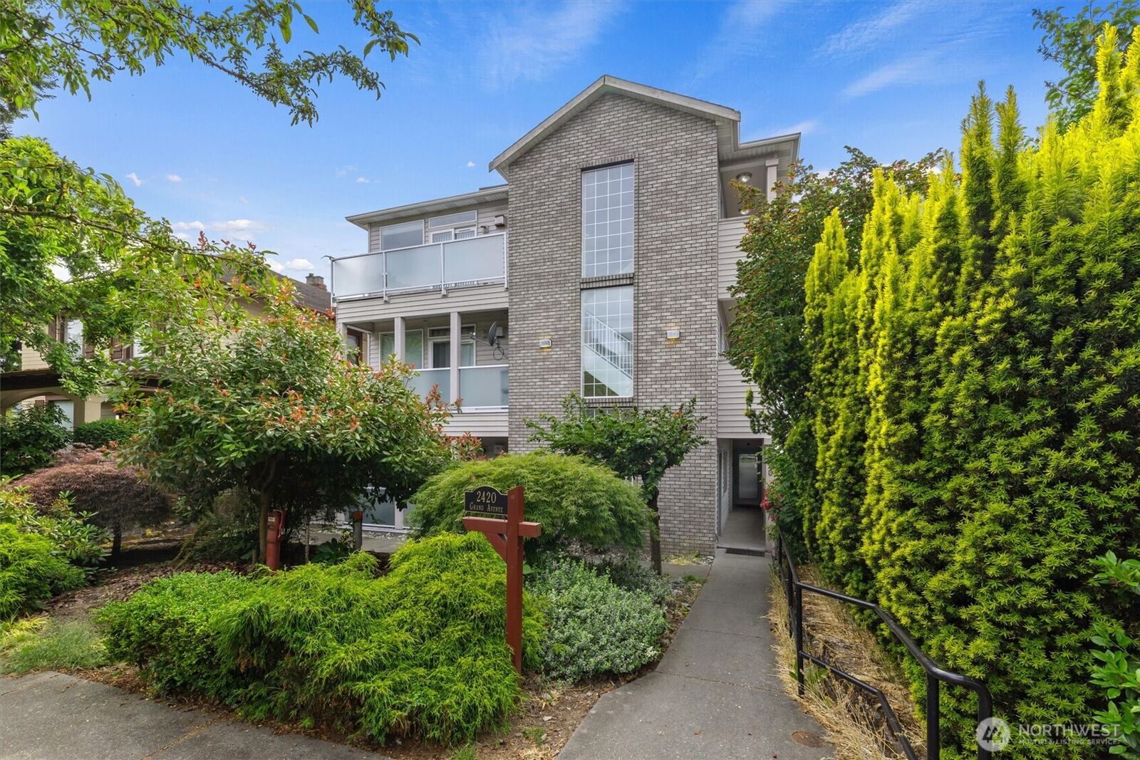 Property Photo:  2420  Grand Avenue 103  WA 98201 