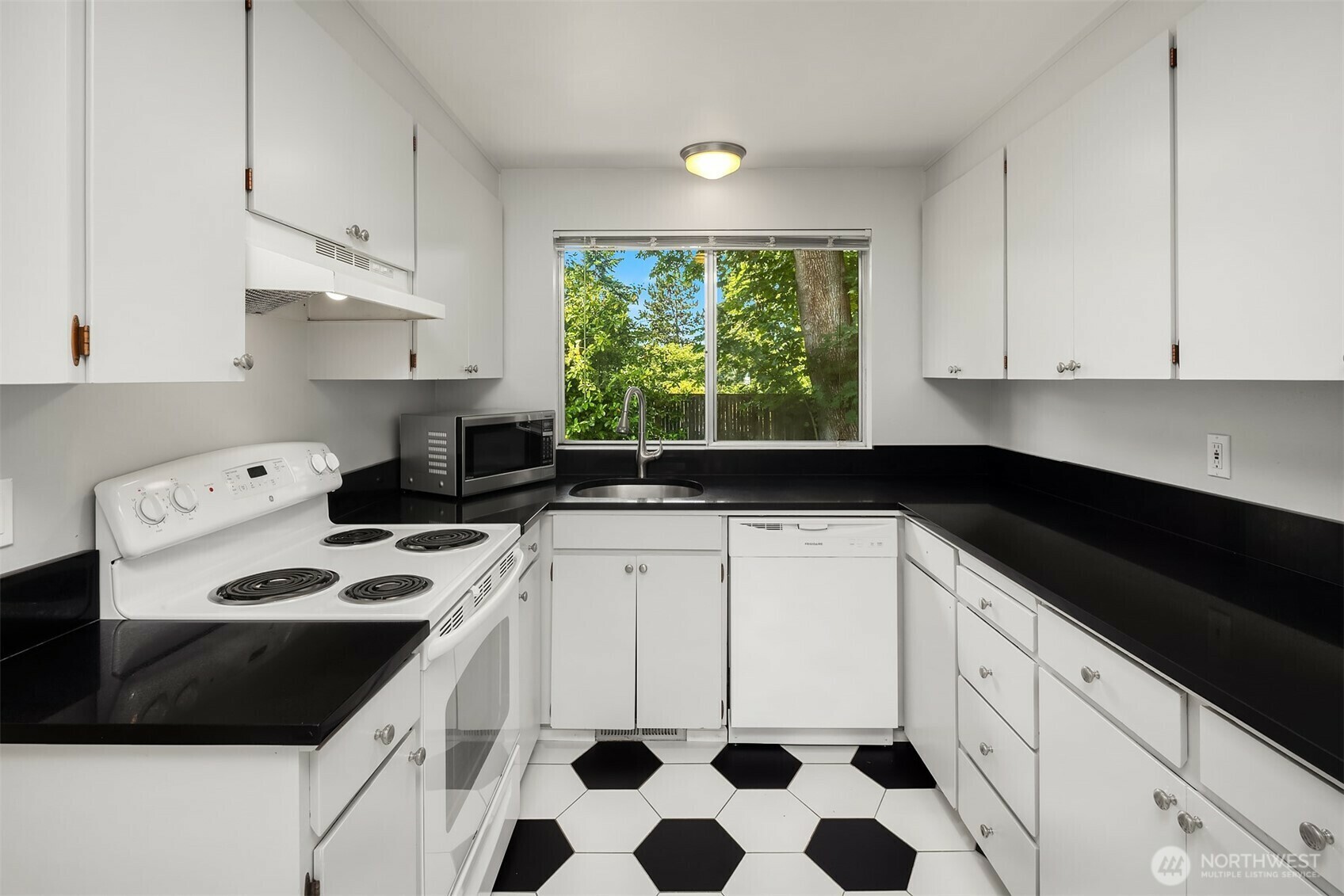 Property Photo: 7825 115th Avenue SE WA 98056