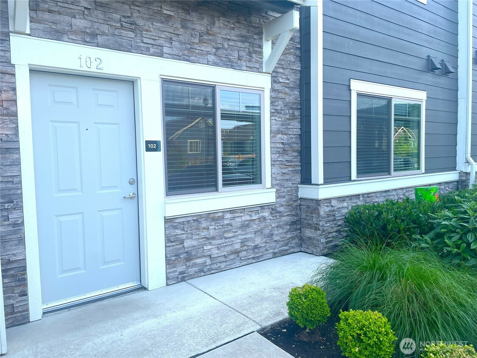 Property Photo: 921 Westridge Way NE #102 WA 98029