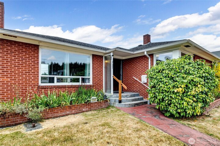 Property Photo: 727 E 11th Street WA 98362