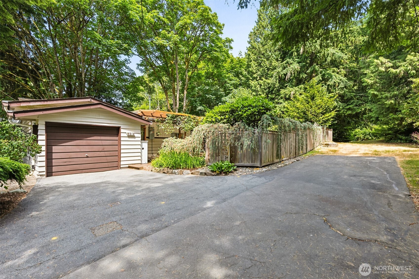 Property Photo: 4012 NE 197th St WA 98155