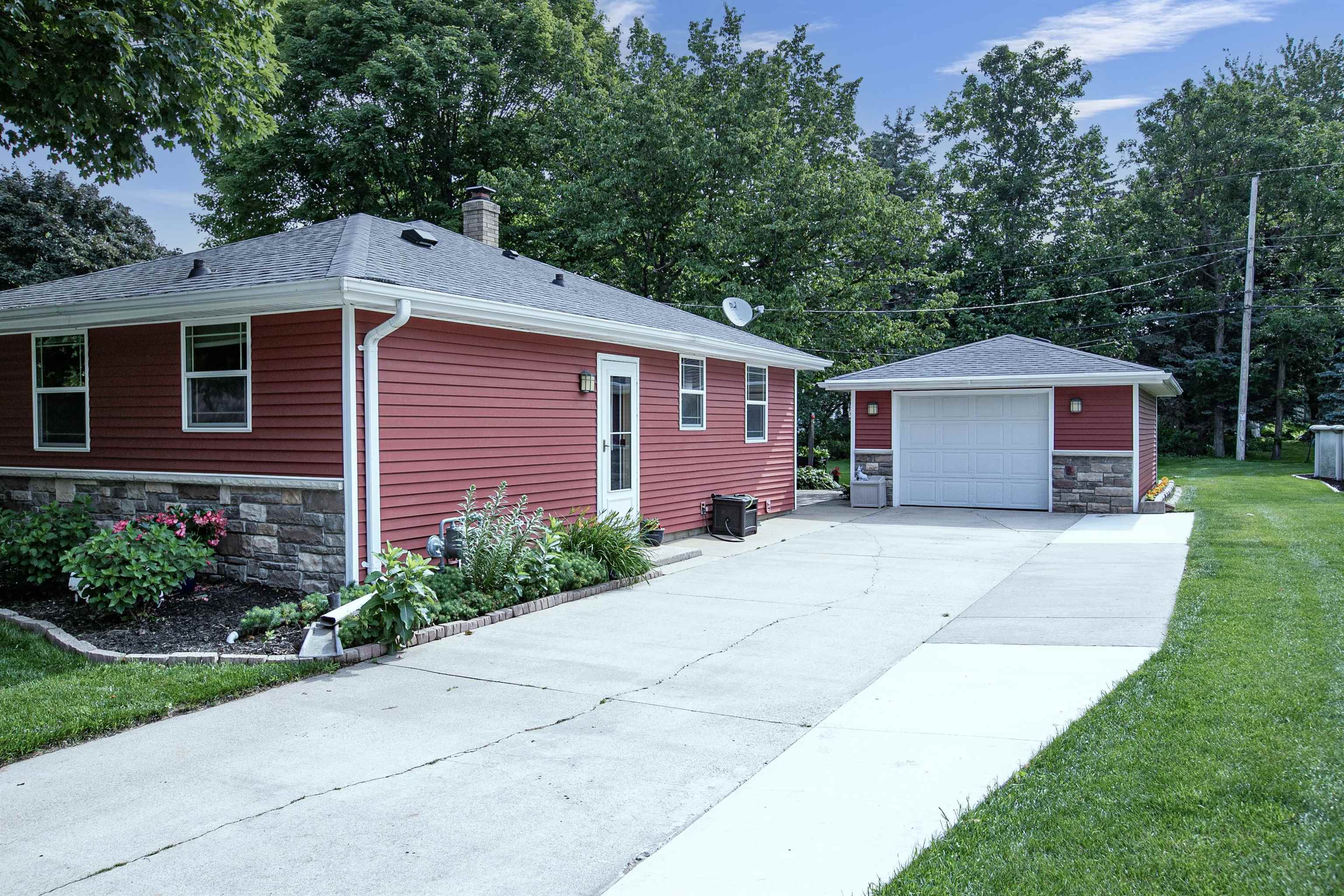 Property Photo: 2320 S Greenview Street WI 54915-4829