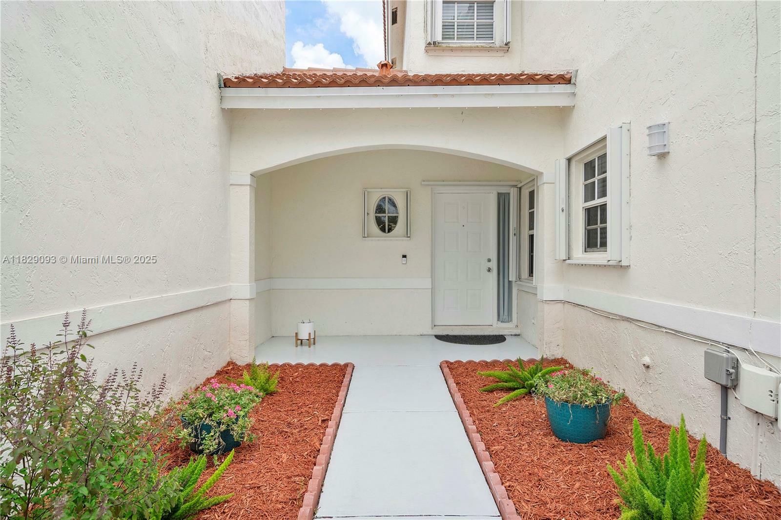 Property Photo: 831 SW 178th Way FL 33029