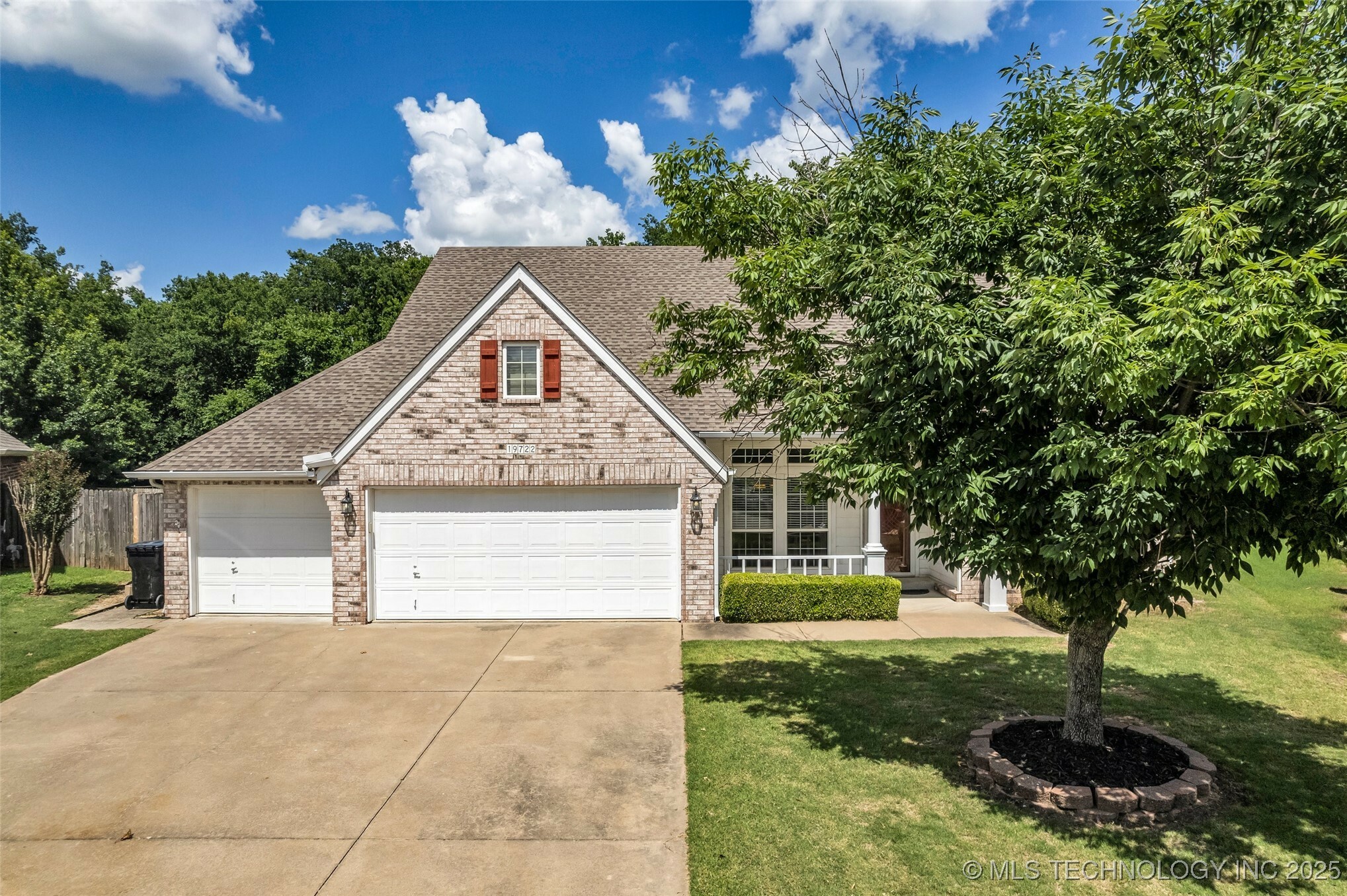 Property Photo: 19722 E 50th Court S OK 74014