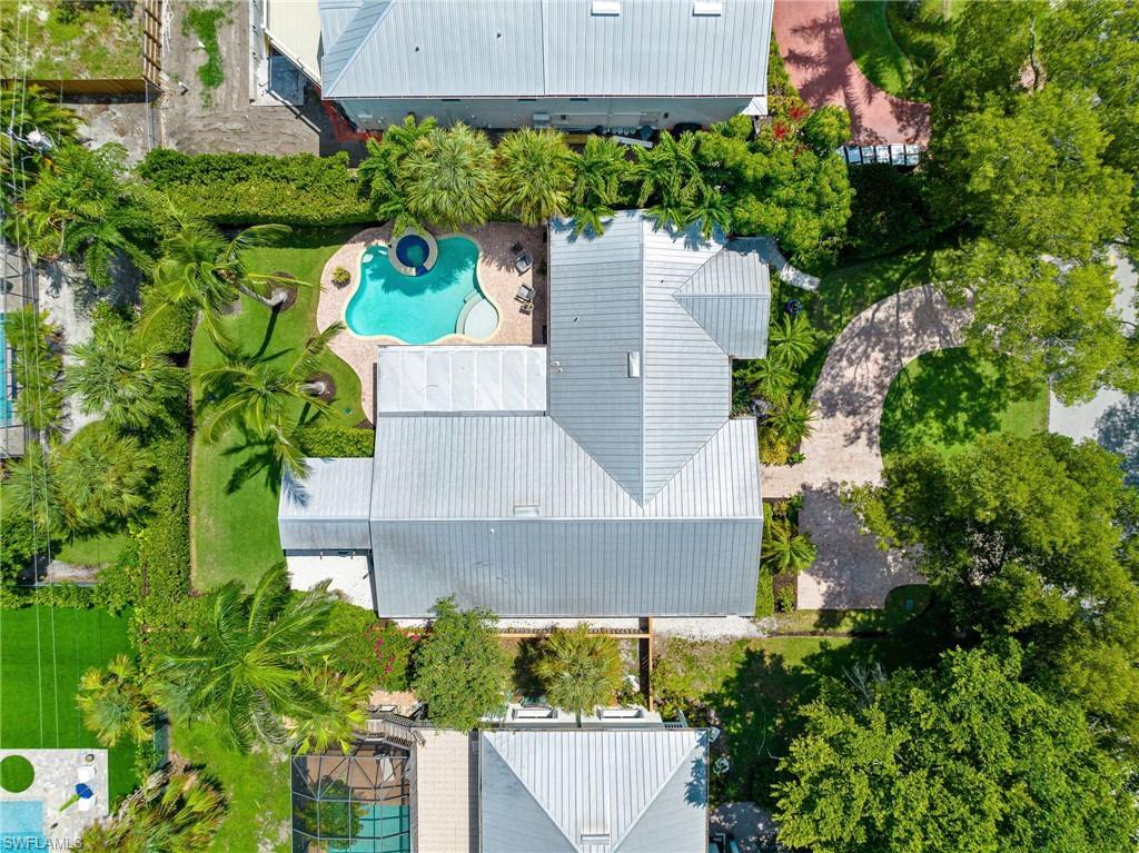 Property Photo: 1233 12th Ave N FL 34102