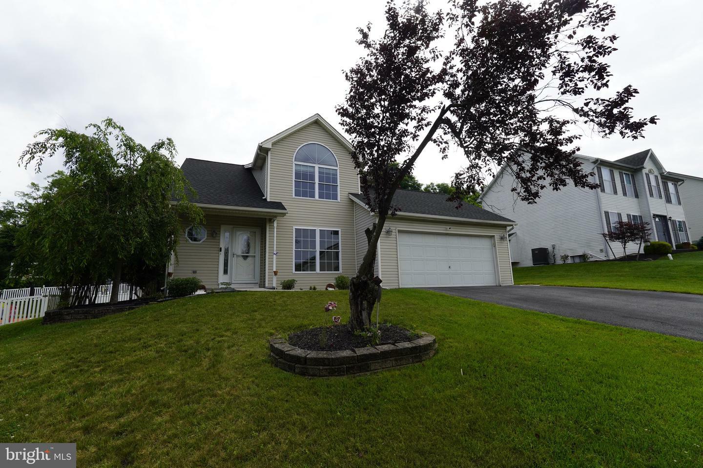 Property Photo: 1861 Pebble Court PA 17110