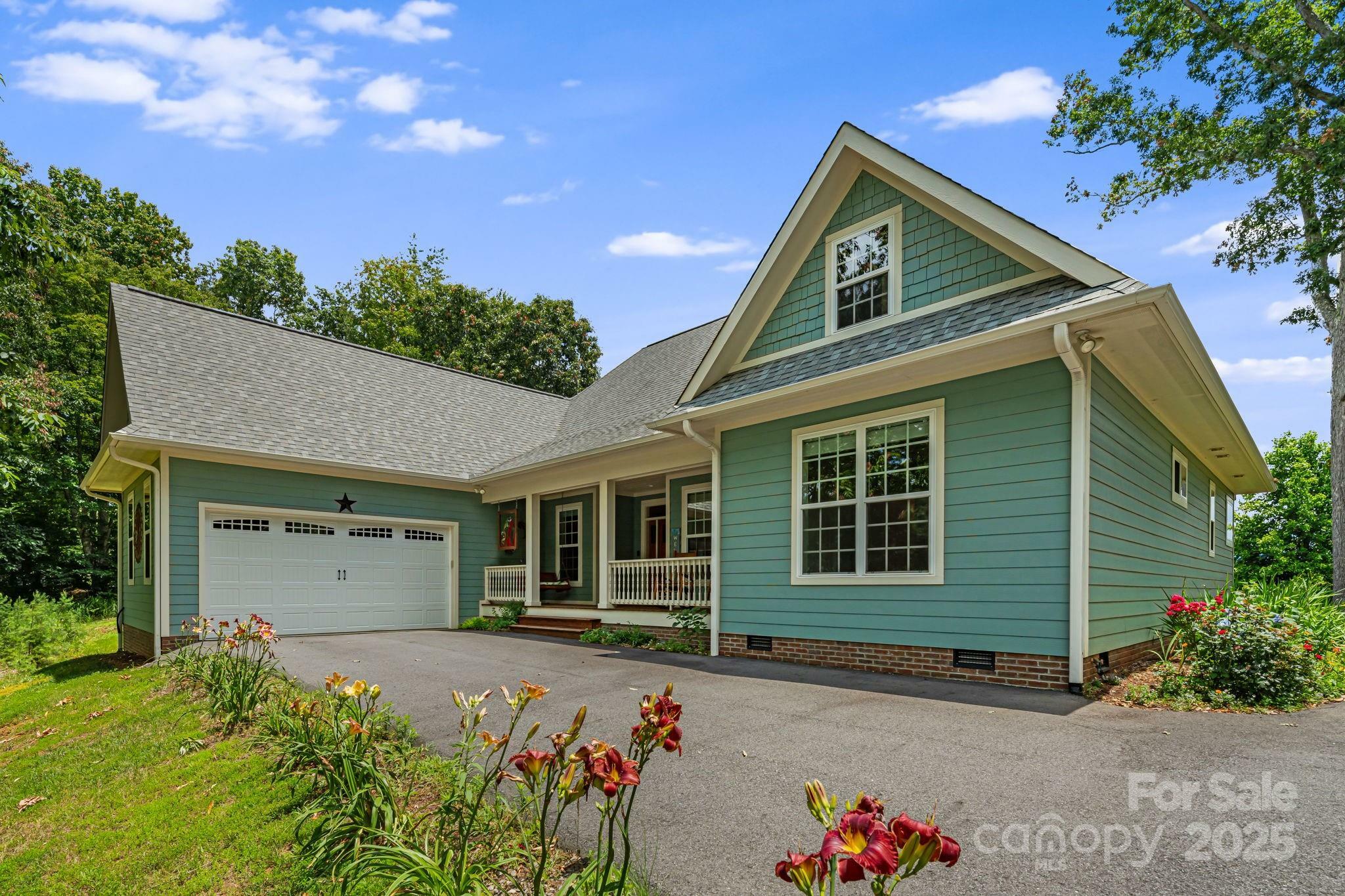 Property Photo: 419 Oak Lane NC 28754