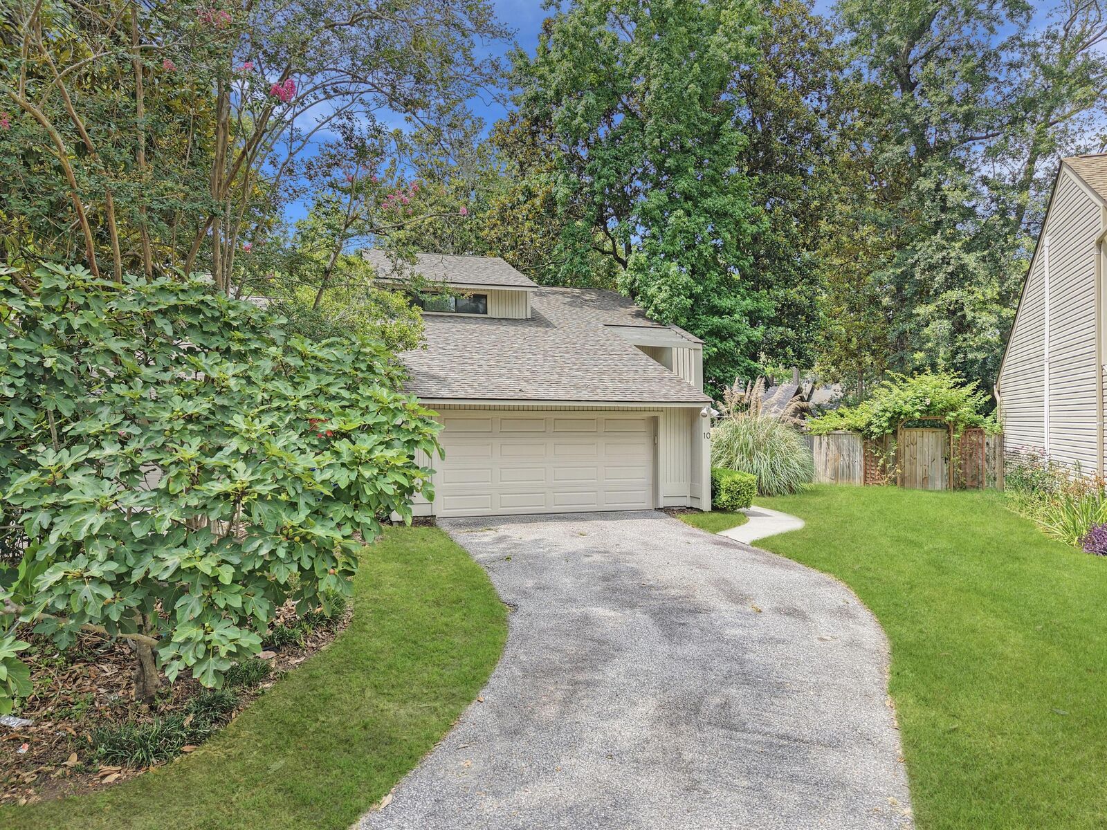 Property Photo:  10 Stallion Court  SC 29407 