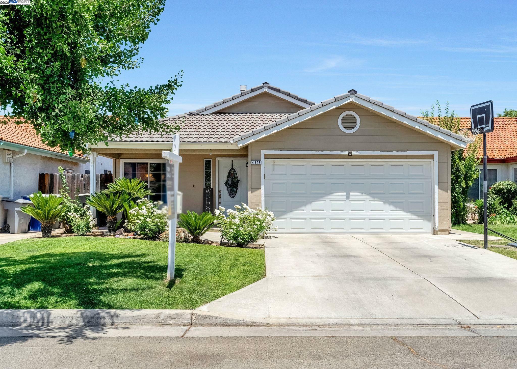 Property Photo: 4328 W Cambridge Ave CA 93722