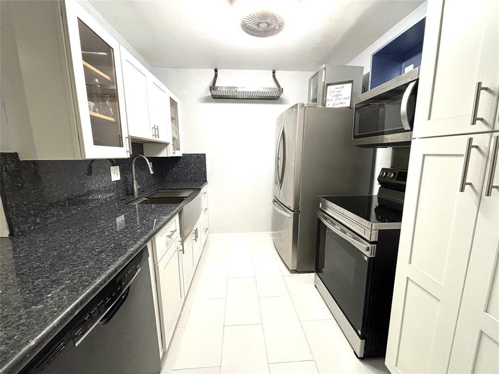 Property Photo: 4633 Wild Indigo Street 536 TX 77027
