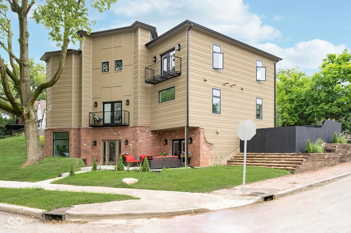 Property Photo:  2130 Brookside Pkwy N Drive  IN 46201 