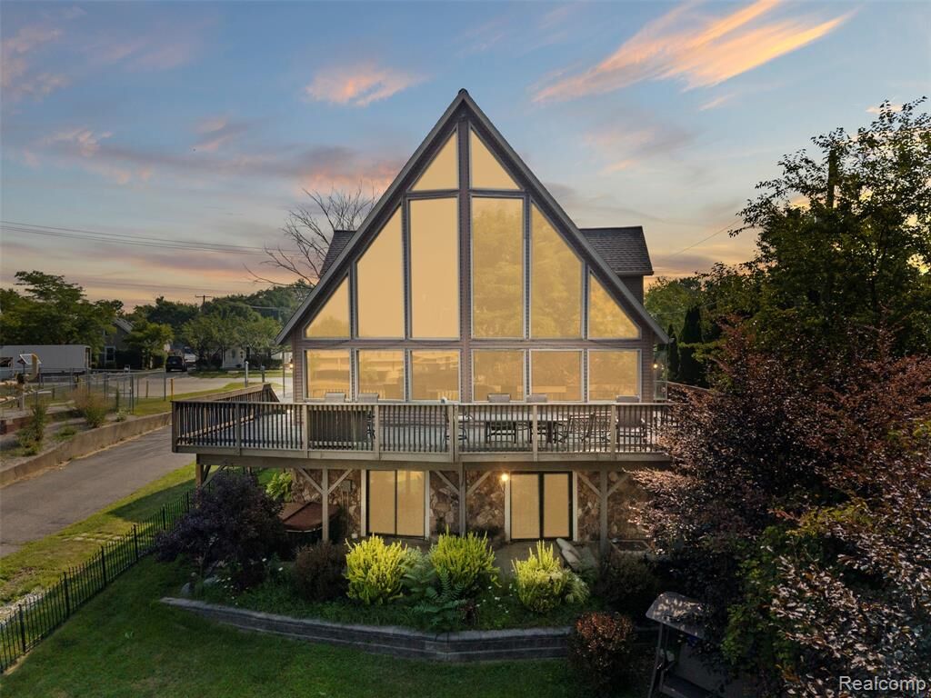 Property Photo:  1907 Riverside Drive  MI 48060 3250 