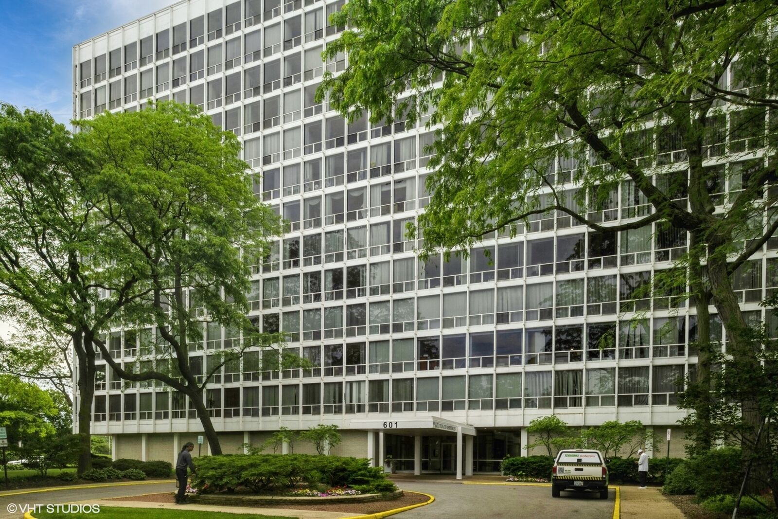 Property Photo: 601 E 32nd Street Ph5 IL 60616