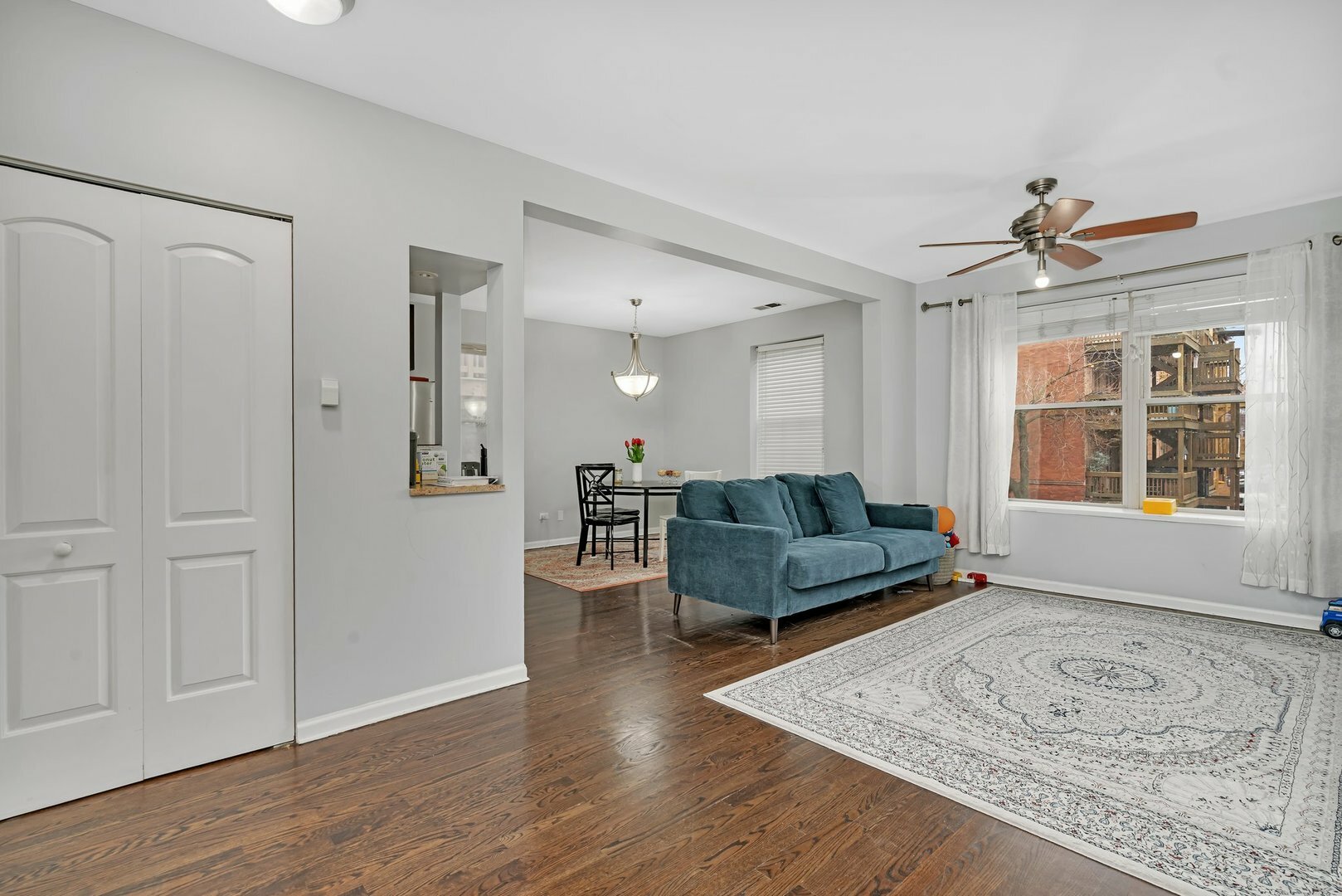Property Photo: 1410 W Sunnyside Avenue 1S IL 60640