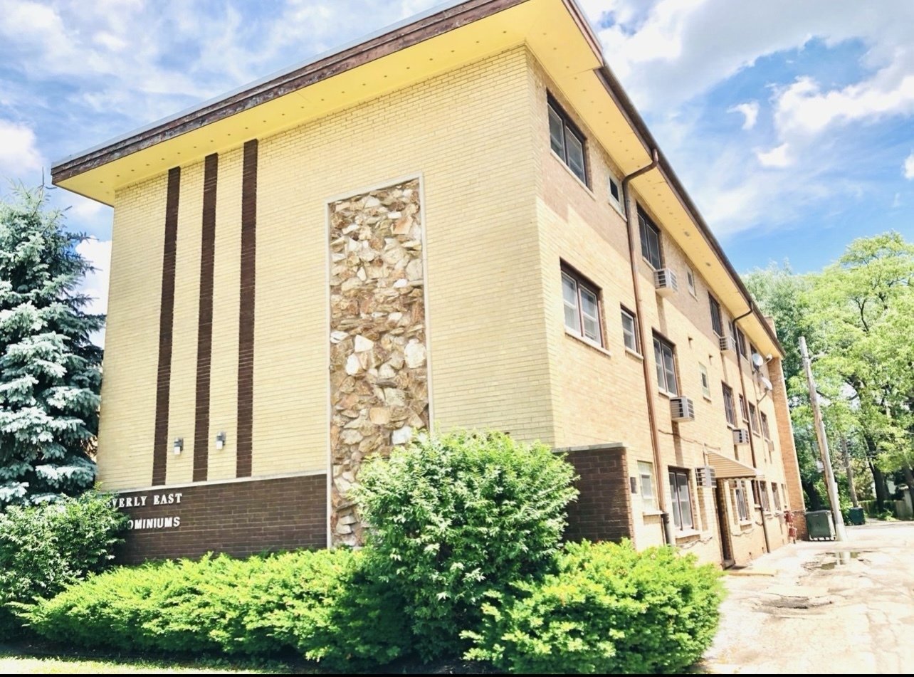 Property Photo: 10425 S Hale Avenue 3A IL 60643