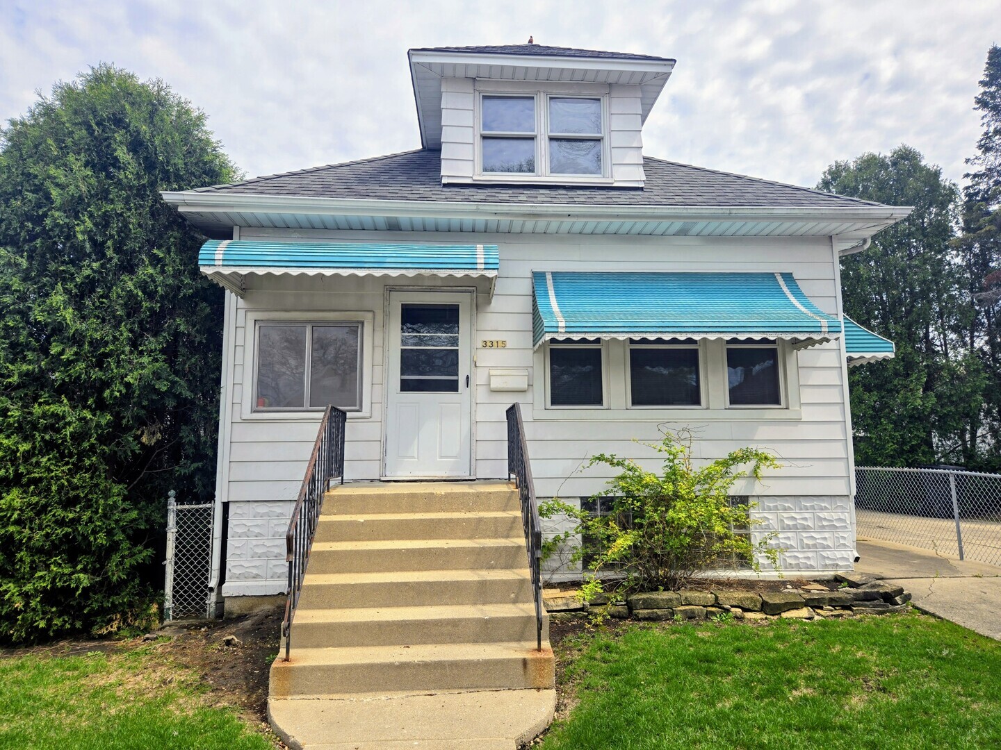 Property Photo: 3315 N Osceola Avenue IL 60634