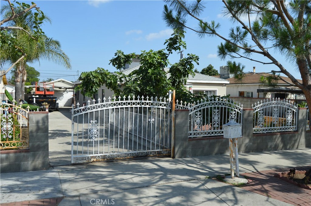 Property Photo: 13104 Hoyt Street CA 91331