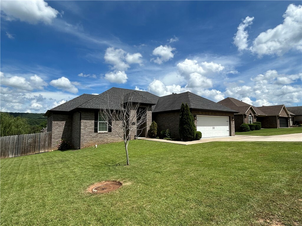 Property Photo: 686 W Thornstone Avenue AR 72774