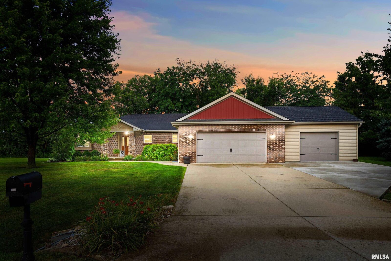 Property Photo: 208 Valley Court IL 61742