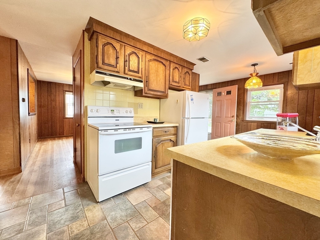 Property Photo:  7 Roland Rd  MA 01960 