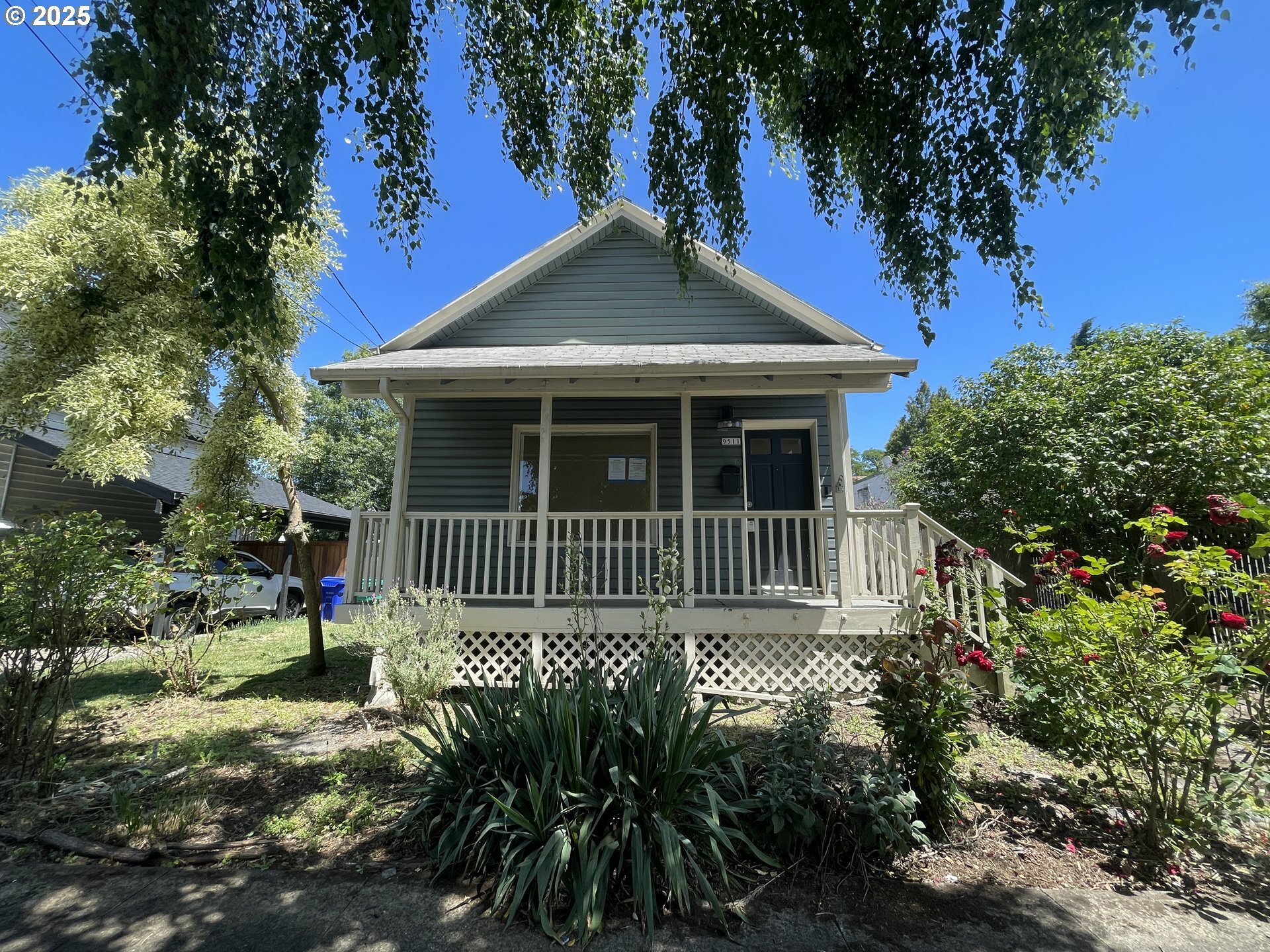 Property Photo: 9511 N Ivanhoe St OR 97203