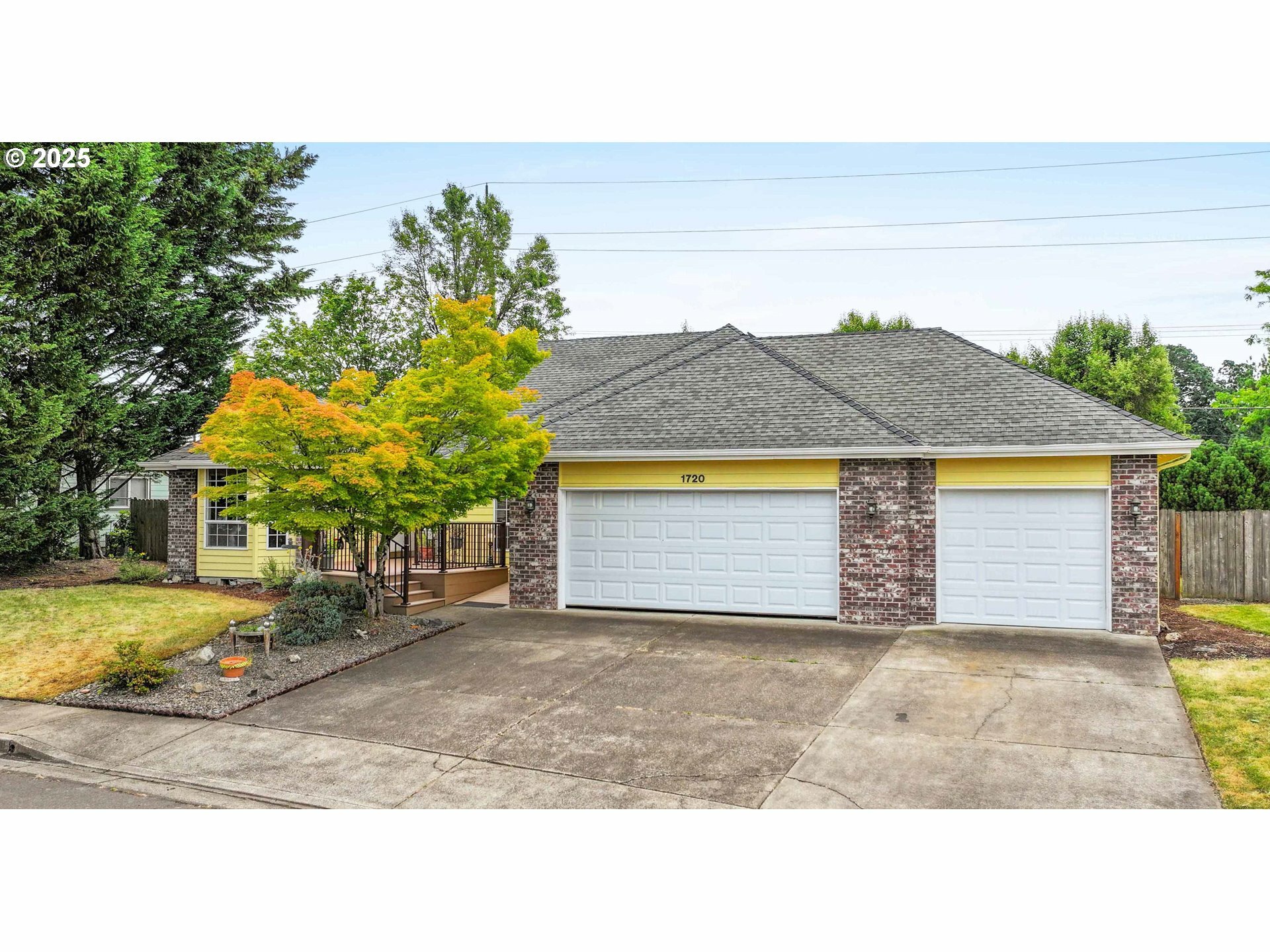 Property Photo: 1720 NW Ravenwood Dr OR 97321