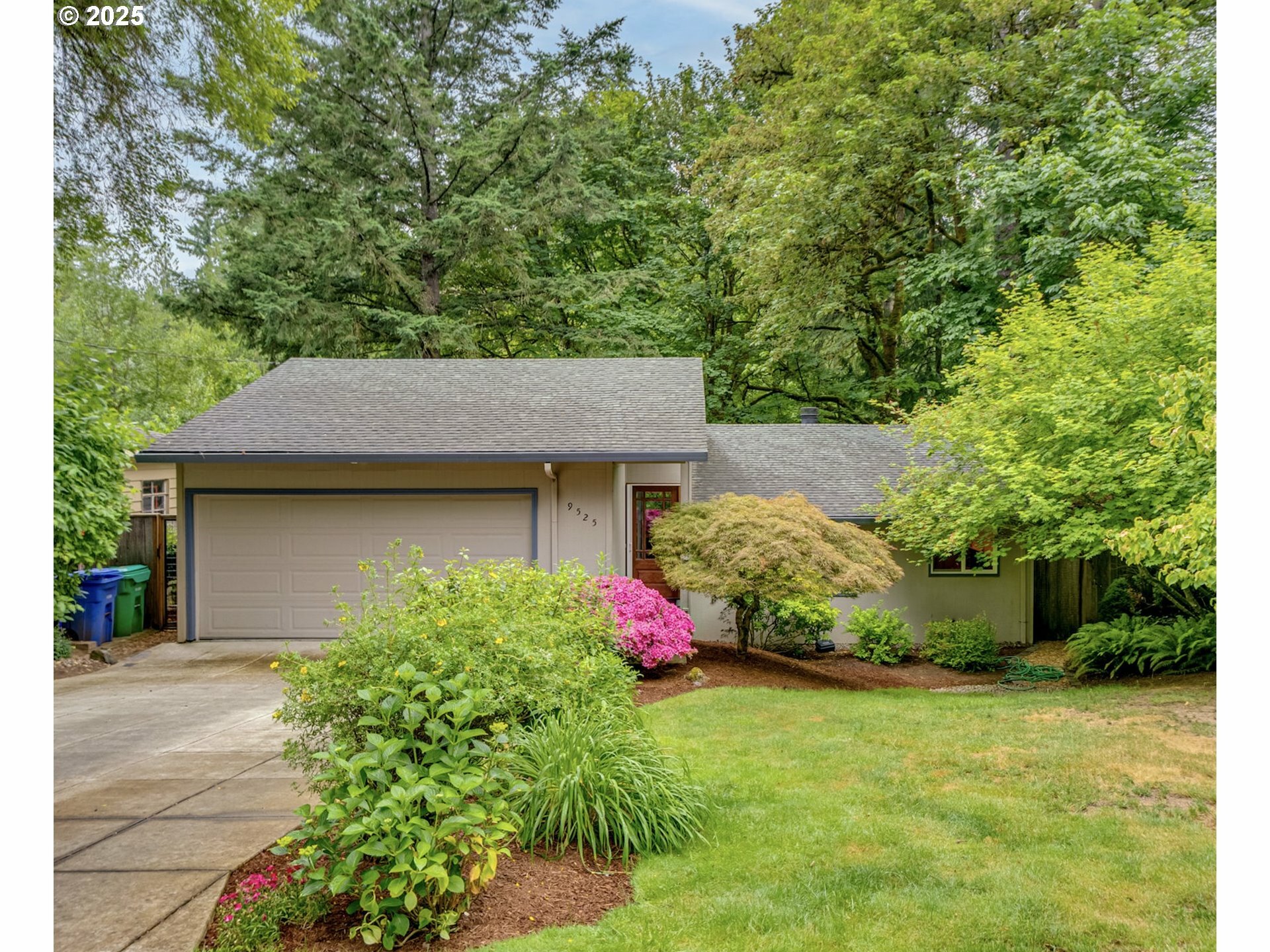 Property Photo: 9525 SW 8th Dr OR 97219