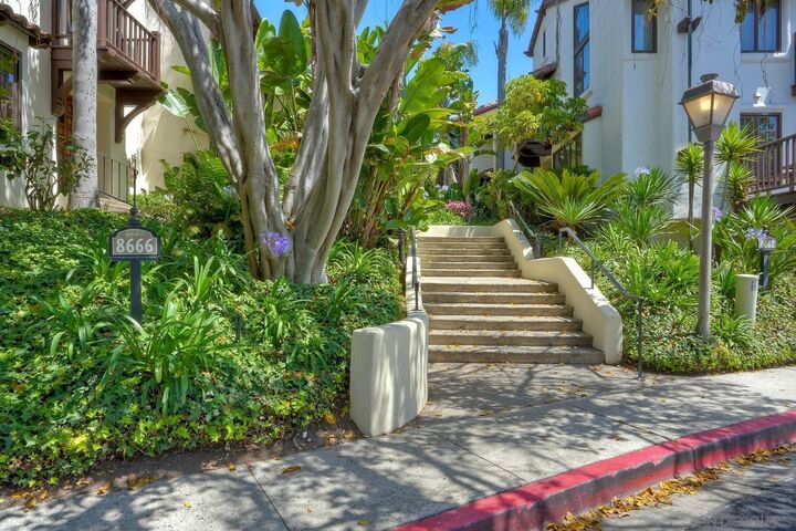 Property Photo:  8666 Villa La Jolla Dr 4  CA 92037 