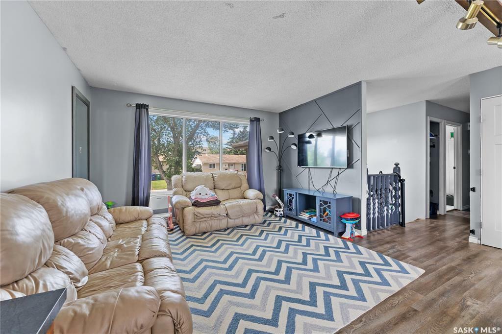 Property Photo: 142 Devonshire Crescent SK S7L 5V7