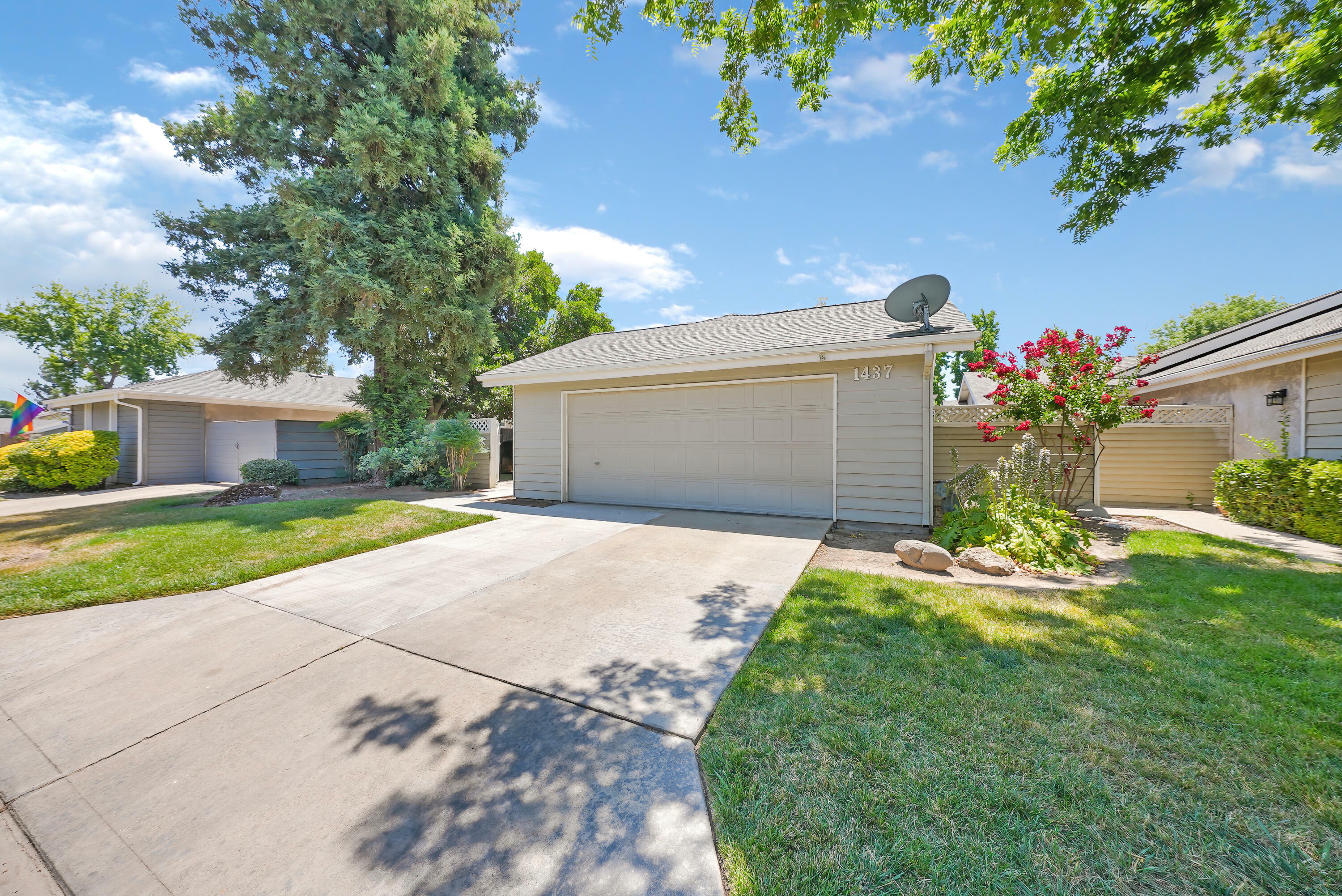 Property Photo: 1437 E Vassar Avenue CA 93292