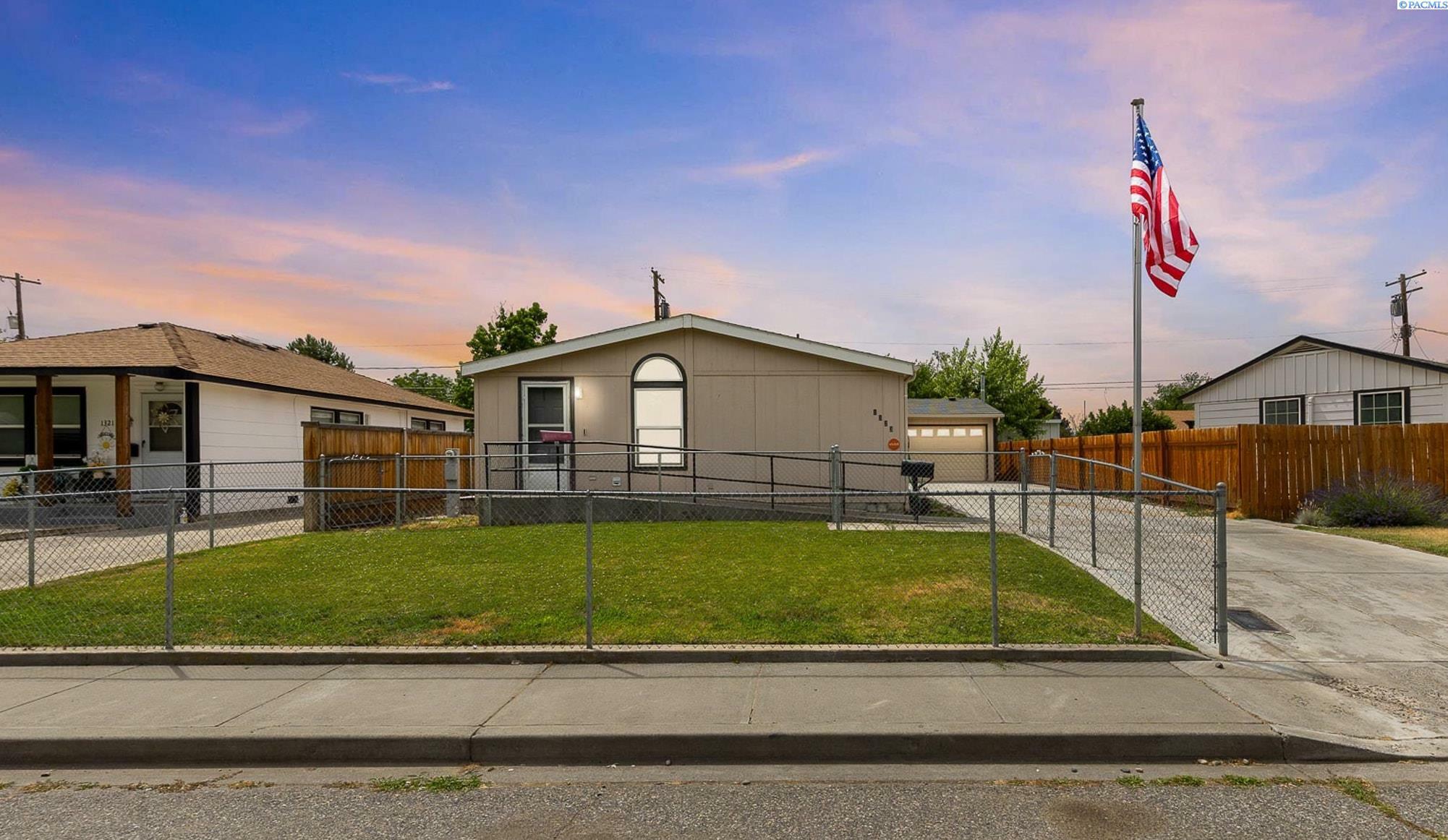 Property Photo: 1323 Potter WA 99354