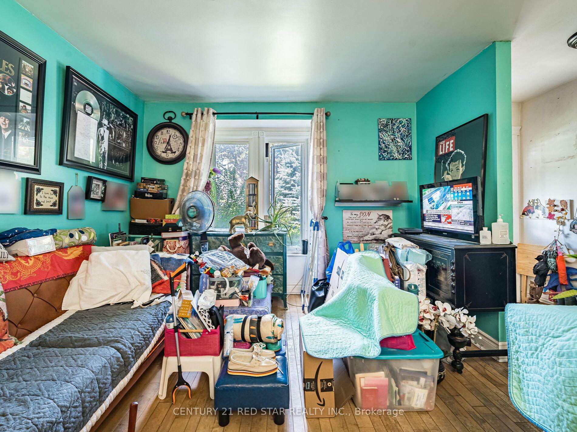 Photo de la propriété:  165 Robina Avenue  ON M6C 3Y8 