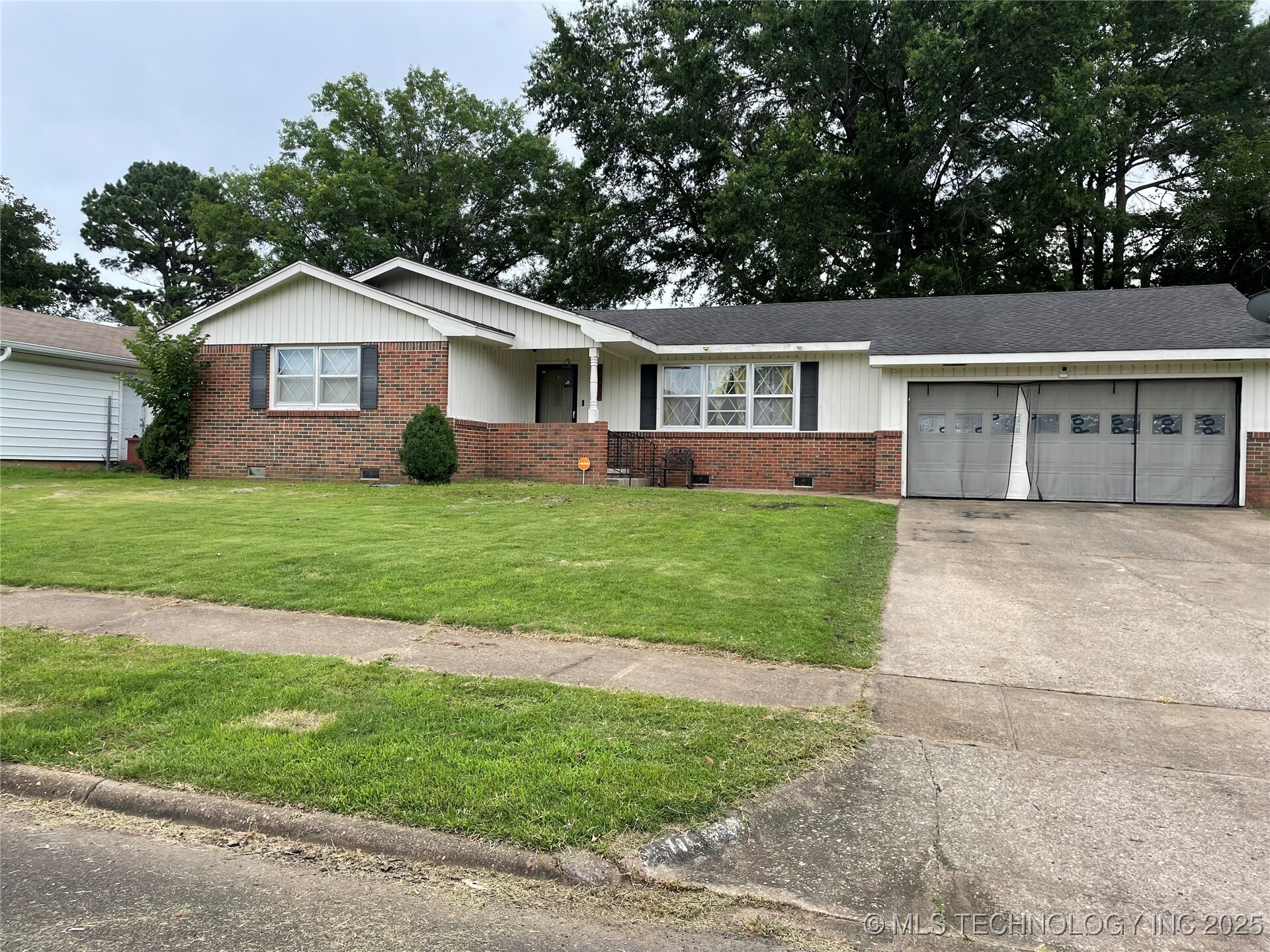 Property Photo: 2509 Canterbury Ave OK 74403