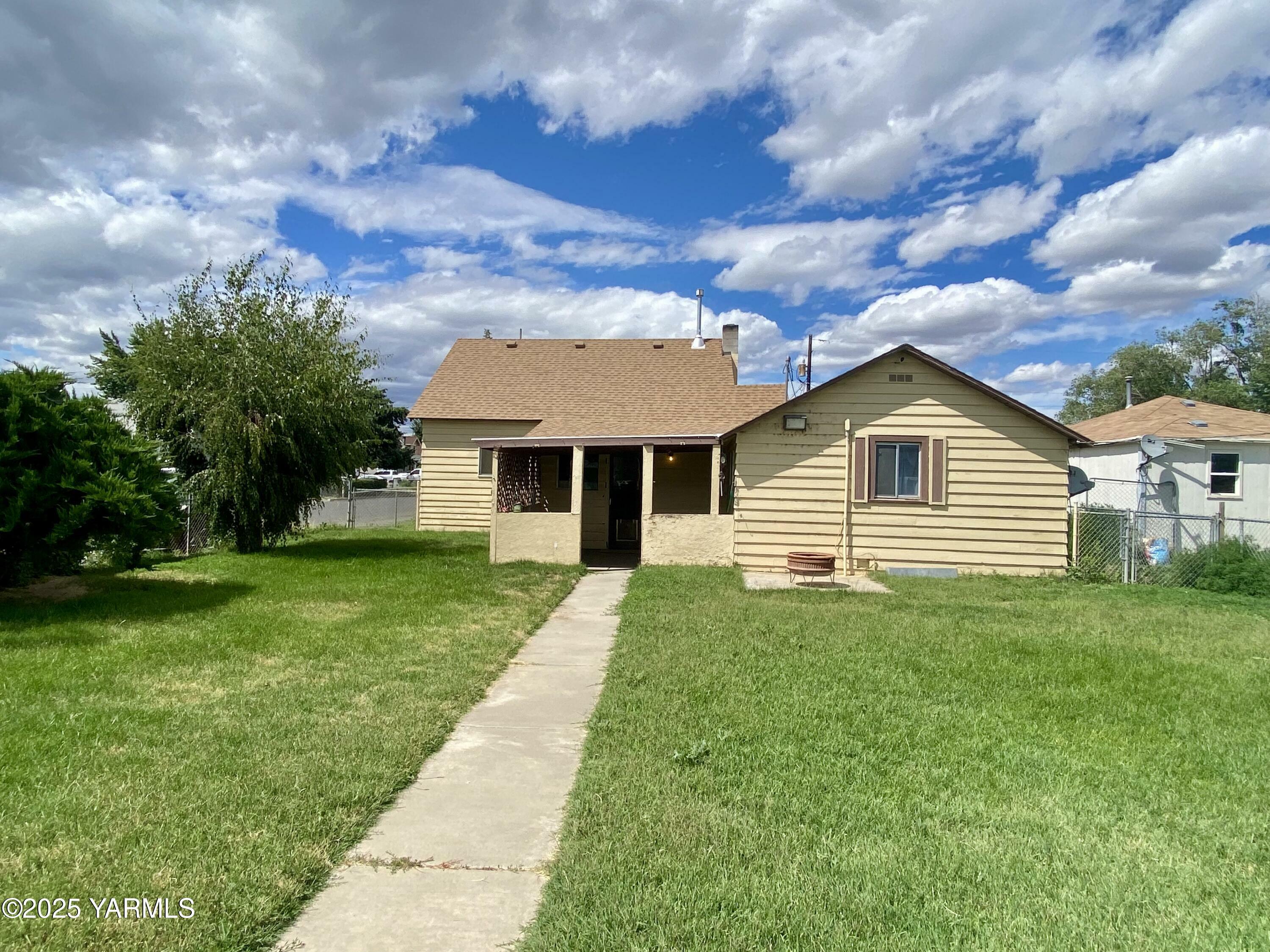 Property Photo:  1024 Woodland Ave  WA 98902 