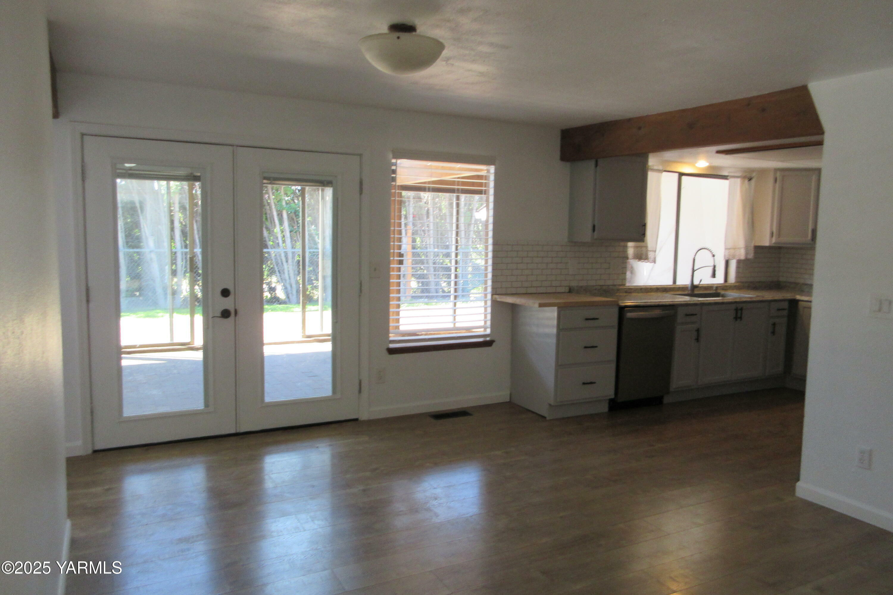 Property Photo:  1115 S 34th Ave  WA 98902 