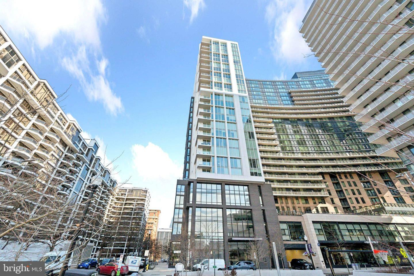 Property Photo: 1781 N Pierce Street 2201 VA 22209